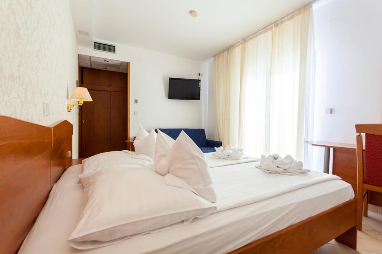 Hotel Adria Malinska Exterior photo